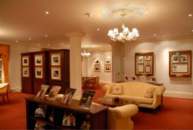 費茲羅伊屋曾是蕭伯納的居所。在1956年時，成為L. 羅恩 賀伯特的運作基地，也是賀伯特國際Scientologist協會位在倫敦的辦公室。